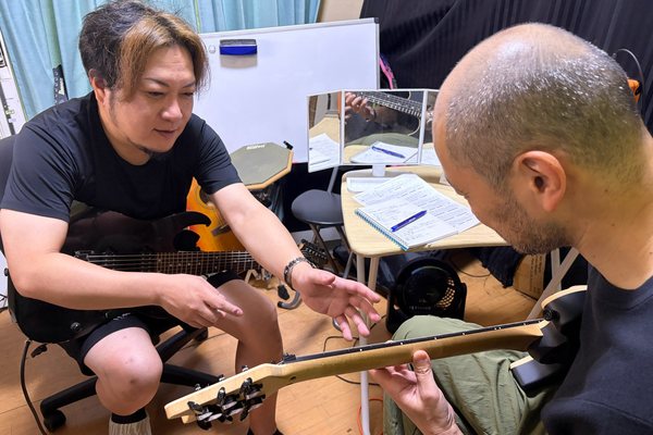 生徒に手の使い方を指導するHidenori