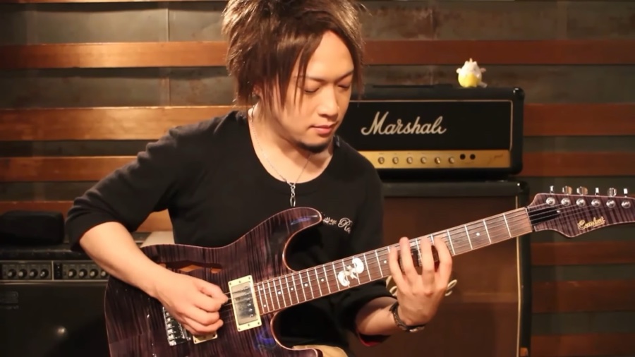 ギターを演奏するギター講師 Hidenori（田村 英規）
